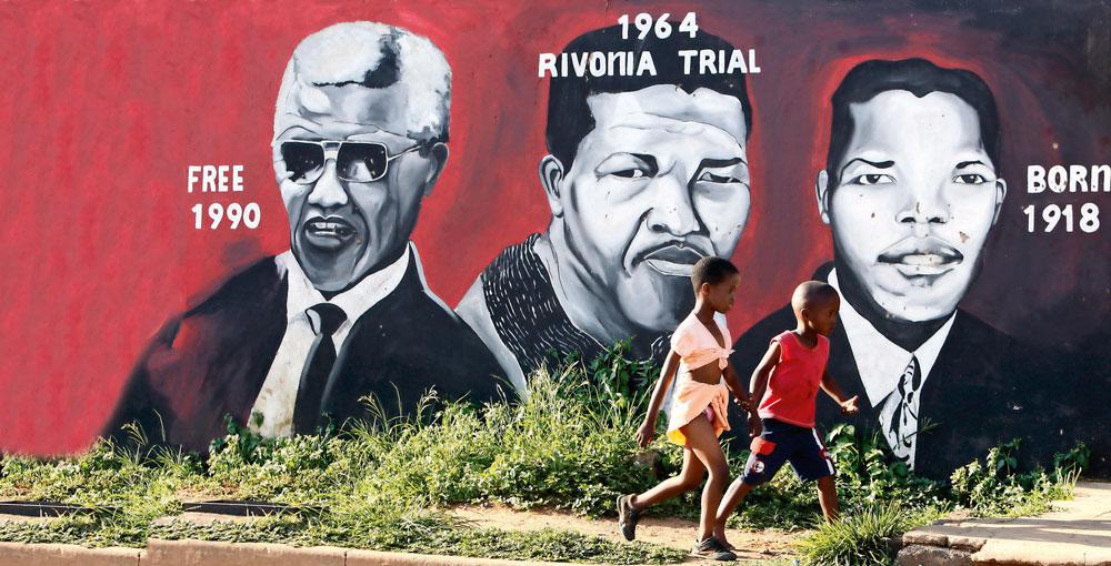 Des portraits de Nelson Mandela sur les murs de Soweto. Ils ont été peints en 2010, vingt ans après sa libération.