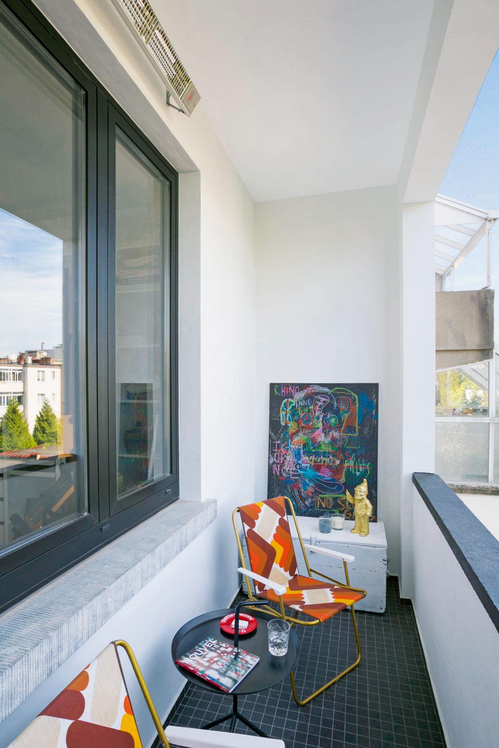Déclinée en noir et blanc avec un nouveau carrelage au sol, la terrasse chauffée est une pièce supplémentaire très agréable.