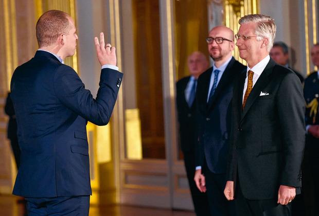 Samedi 11 octobre 2014 : Theo Francken jure fidélité au roi, après avoir posé une centaine de questions parlementaires à son sujet.