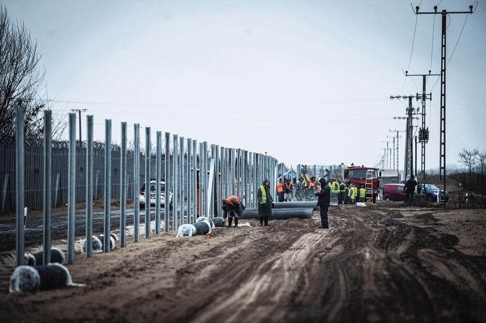 En 1989, la chute du mur de Berlin symbolisait le triomphe du libéralisme. En 2019, l'érection d'une barrière antimigrants entre Hongrie et Serbie consacre l'émergence de la démocratie illibérale.