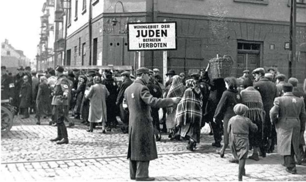 Dès l'invasion de la Pologne, près de trois millions de juifs polonais ont été transplantés par les nazis dans des ghettos. Ici, en 1941, un convoi de juifs conduit au ghetto de Lodz par un soldat allemand et un agent de la police juive.