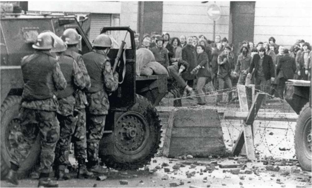 30 janvier 1972, Bloody Sunday à Derry/Londonderry : des paras anglais tirent dans la foule lors d'une marche dans une rue du Bogside. Le dérapage des forces de l'ordre coûtera finalement la vie à quatorze manifestants catholiques désarmés.