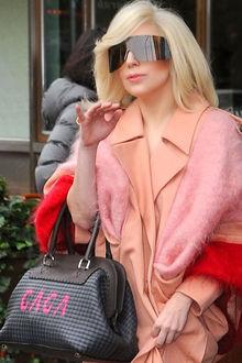Lady Gaga et son sac Fendi personnalisé