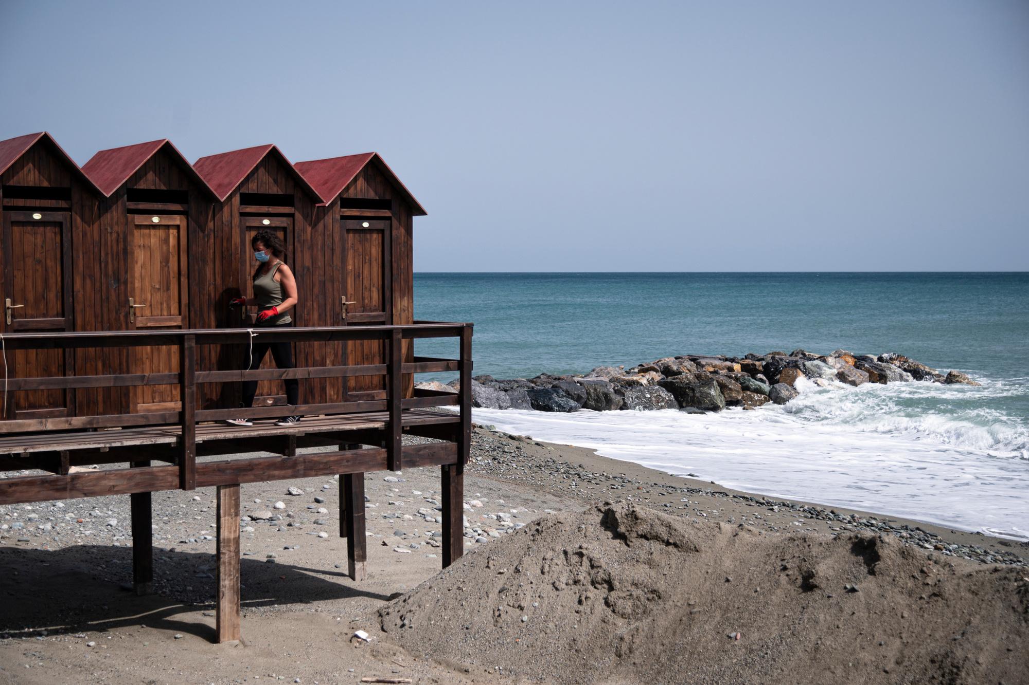 La propriétaire d'une plage prépare les cabines et les zones des clients pour la prochaine saison estivale