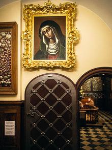 La Porte de l'Aube abrite de sublimes peintures et icônes religieuses.