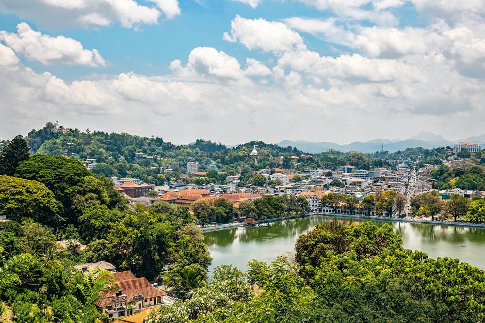 Kandy, capitale du dernier royaume cinghalais vaincu par les Britanniques en 1815, conserve une atmosphère coloniale.