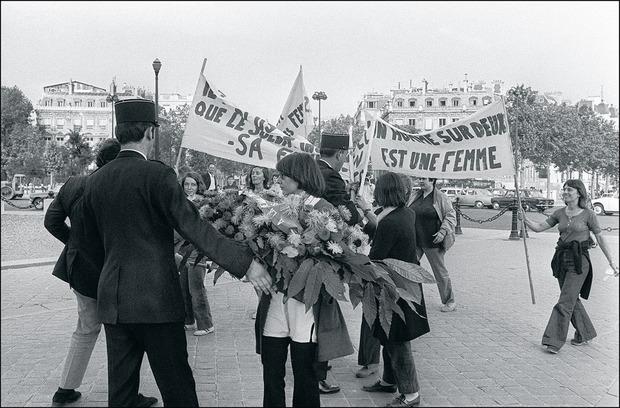 26 août 1970 : neuf militantes rendent hommage à la femme du soldat inconnu, à Paris. Un coup médiatique qui donna l'élan au MLF.