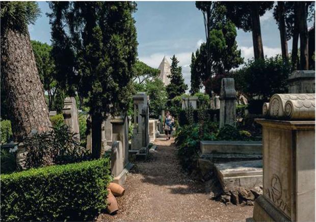 Dans le populaire Testaccio, le cimetière protestant de Rome (cimitero Acattolico) abrite des poètes célèbres et offre une vue exceptionnelle sur la pyramide Cestia.