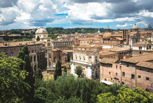 CONTEMPLER LES SIÈCLES Depuis le Capitole, l'une des sept collines de Rome, la vue embrasse les forums, les toits et les dômes, et les collines de pins et de cyprès.