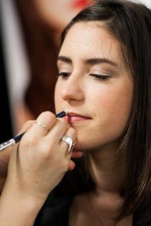 Tuto: les étapes-clés pour mettre ses lèvres en valeur, par Kim Printemps de chez Dior