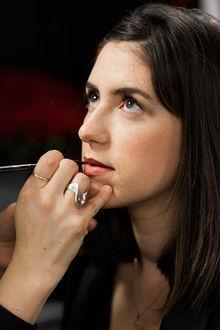 Tuto: les étapes-clés pour mettre ses lèvres en valeur, par Kim Printemps de chez Dior