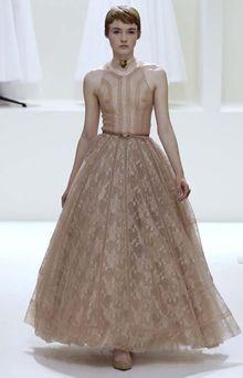 Haute couture: Sobriété chez Dior, théâtralité chez Schiaparelli et éclat chez Kayrouz
