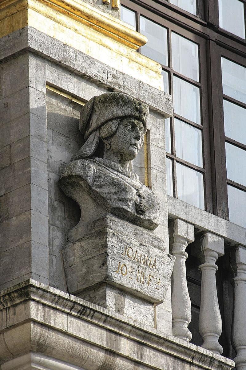AU FÉMININ: La duchesse Jeanne de Brabant, sur une façade de la Grand-Place de Bruxelles.