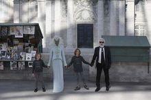 Haute couture: hommage aux bouquinistes parisiens pour Chanel, et défilé chez l'ambassadrice pour Armani
