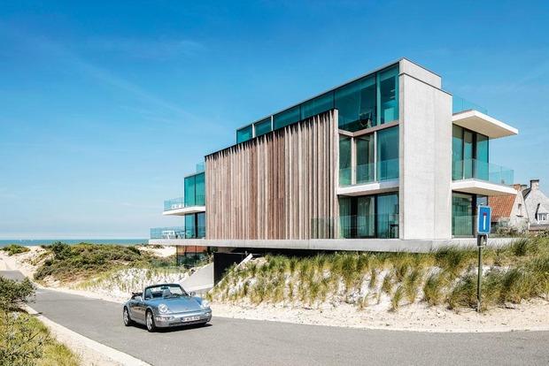 L'immeuble Oscar Niemeyer, signé Rietveldprojects, à Oostduinkerke, mêle bois, verre et béton: trois matériaux contemporains innovants dans le paysage architectural de la côte belge.