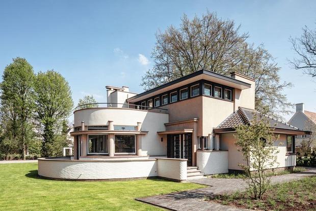 La Villa de Nil, datant de 1936 et située à Sint-Denijs-Westrem, est aujourd'hui le siège de l'agence Rietveld.