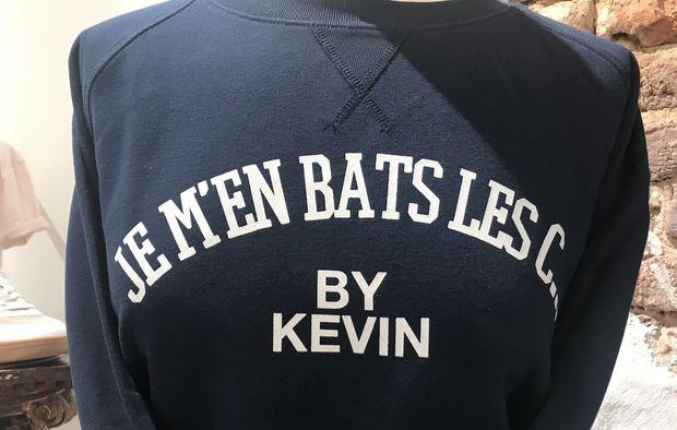 Ce pull 100% Kevin De Bruyne est l'un des vêtements qui se vend le plus dans la boutique Mais qui es-tu ?. 