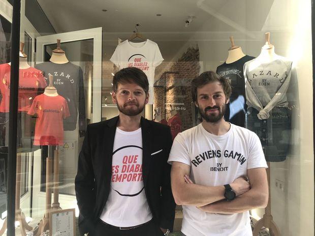 Le duo Nicolas Filée et Martin Basso devant la vitrine de leur marque Mais qui es-tu ? 