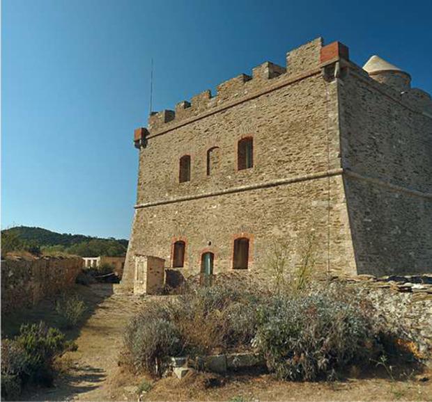 Le fort de l'Estissac, construit entre 1634 et 1640, se visite l'été et offre une vue panoramique sur la mer et le continent.