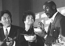 En 1994 à Chicago avec le célèbre basketteur Michael Jordan, et la gymnaste Mary Lou Retton pour le lancement des céréales Wheaties dont ces athlètes illustrent les boîtes