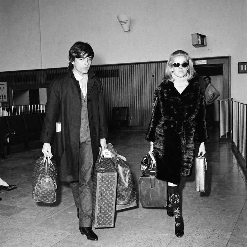 Catherine Deneuve, son époux David Bailey et leurs bagagerie Louis Vuitton arrivent à Londres le 12 mars 1966