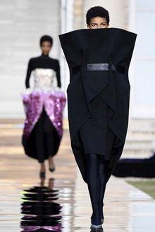 Haute couture: défilés hommage chez Givenchy, militaire chez Vetements