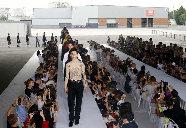 Haute couture: défilés hommage chez Givenchy, militaire chez Vetements