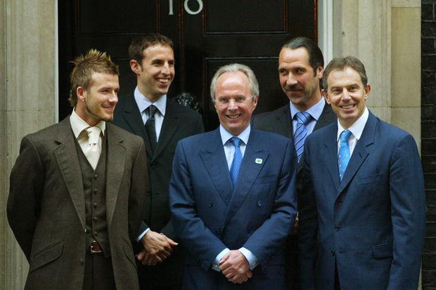 En 2002, au côte (derrière) son congénère David Beckham, adepte de la crête à l'époque, devant le 10 Downing Street à l'époque occupé par Tony Blair