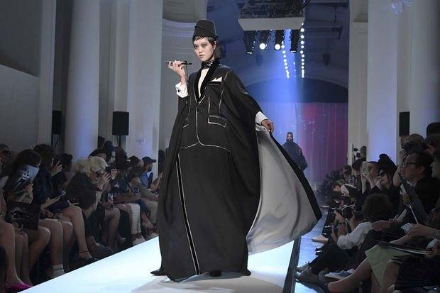 Haute couture: Cigarettes et tétons libérés chez Jean Paul Gaultier