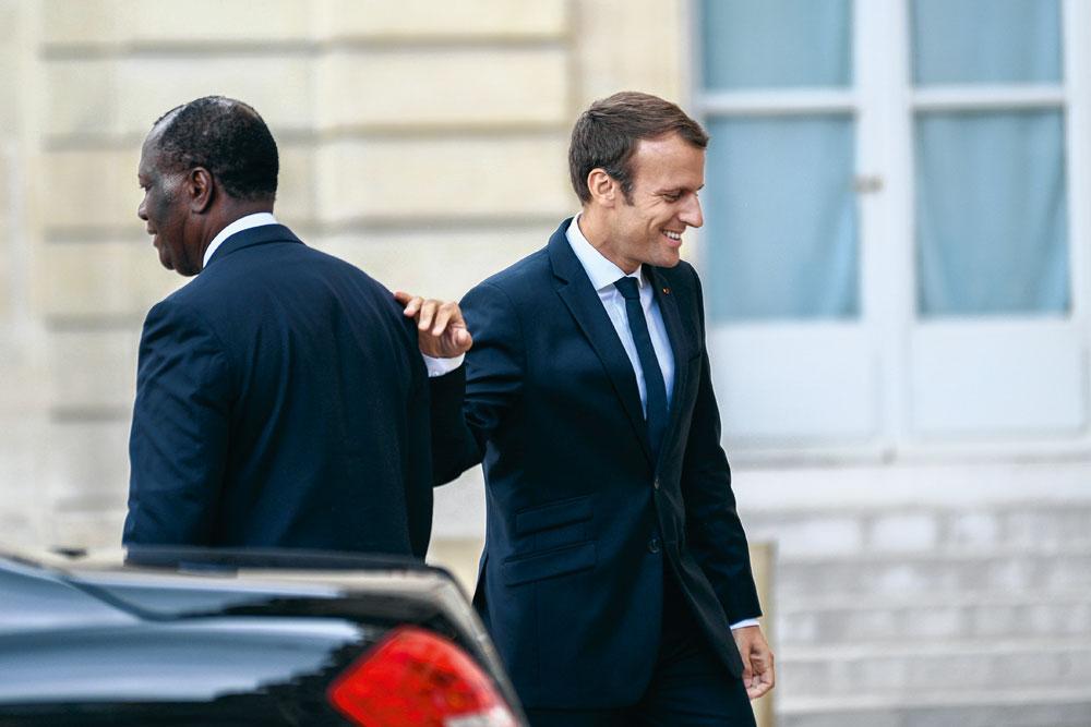 Emmanuel Macron (ici avec le président ivoirien Alassane Ouattara) oeuvre à repositionner la France au premier plan en Côte d'Ivoire.