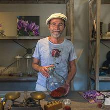 François Pillet cultive avec passion le safran dans sa propriété nichée en pleine nature.