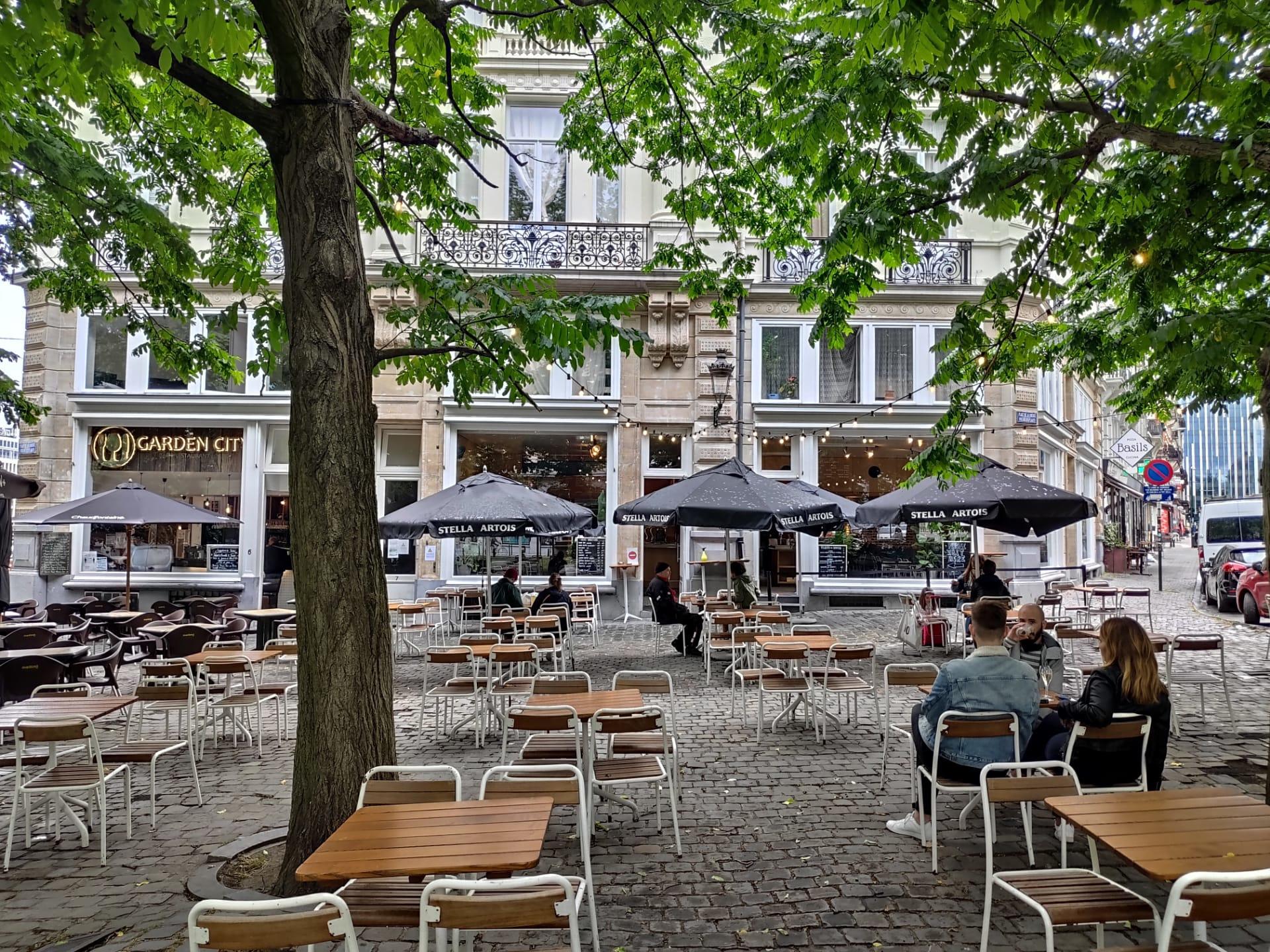 Terrasse du Caberdouche, place de la Liberté, à Bruxelles, lundi 8 juin 2020