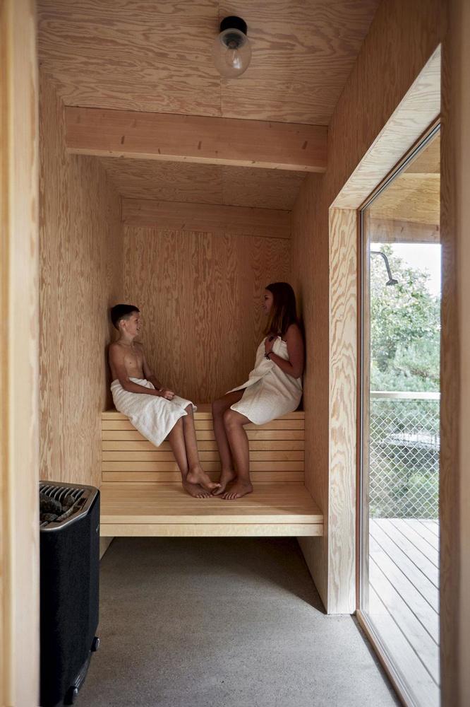 Le sauna se trouve dans la plus petite des unités composant la maison, avec la chambre d'amis. Les adultes comme les enfants aiment y passer du temps.