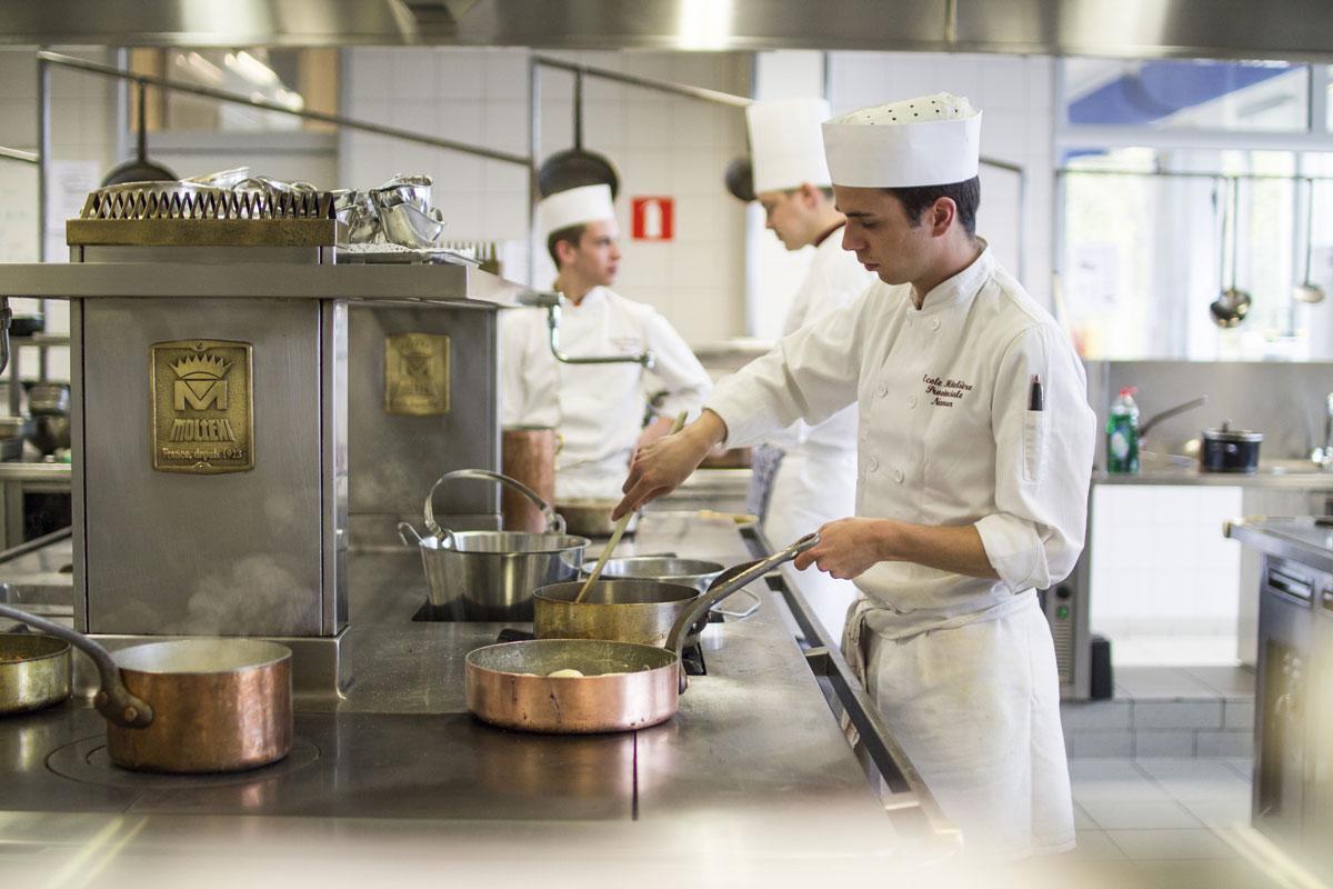 Dans les cuisines de l'école hôtelière de Namur.