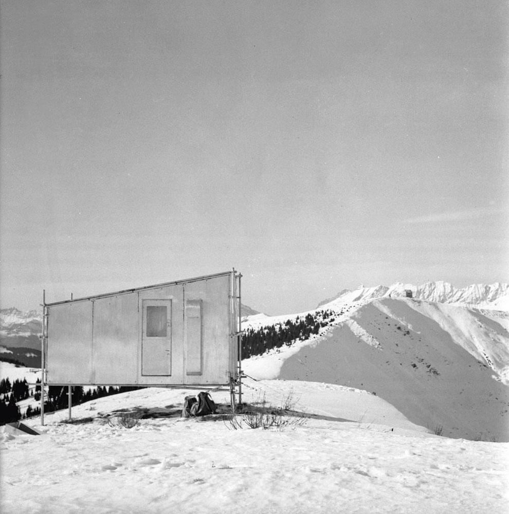 Refuge sur l'épaule du Mont Joly, par Charlotte Perriand et André Tournon (ingénieur), hiver 1938.
