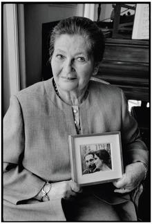 Avec le portrait de ses parents, tous deux disparus durant leur déportation. Lui, tué en Lituanie, en 1944 ; elle, emportée par le typhus, en 1945.