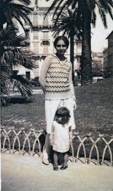 À Nice, à la fin des années 1920, avec sa mère, Yvonne, que la petite fille chérissait.