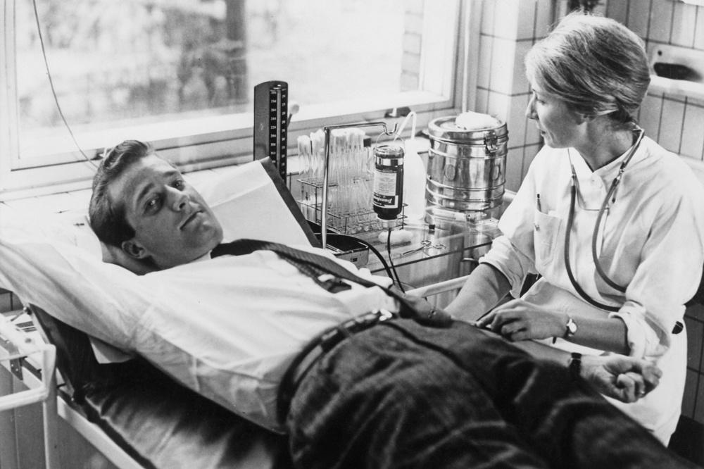 Octobre 1959, le roi Albert II en plein don de sang.