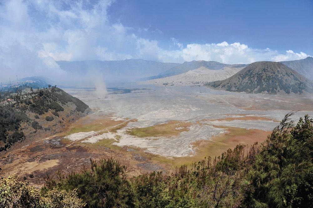 La caldera du Bromo se déploie en large plaine, à plus de 2 300 km d'altitude.