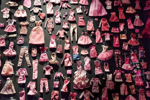 La poupée sexagénaire possède aujourd'hui le dressing le plus vaste du monde.