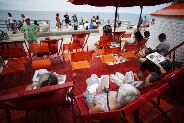 Le succès des cabanes-bibliothèques sur les plages françaises