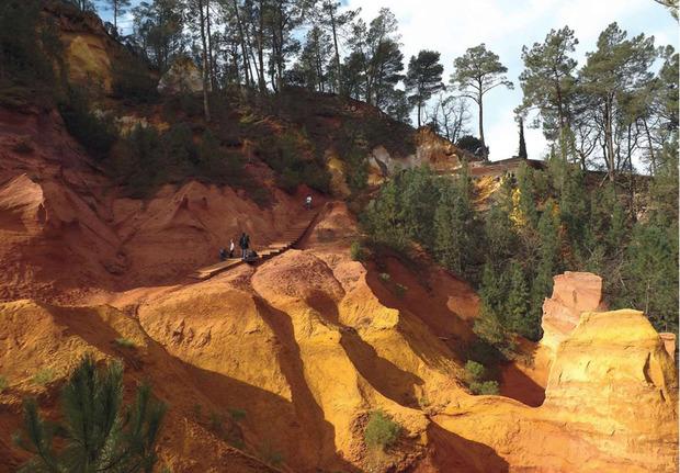 Le site du Colorado provençal semi-naturel permet de découvrir des falaises érodées comprenant près de 25 teintes d'ocre.