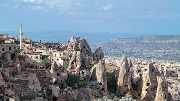 Le beau village d'Uçhisar et ses habitations troglodytes qui servirent d'abris aux premiers chrétiens. Un paysage digne du Far West.