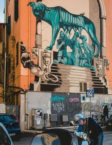 DES MURS QUI PARLENT Interprétation libre de la Louve capitoline par Luca Zamoc (à gauche) ou hommage à l'une des figures marquantes du quartier, Pier Paolo Pasolini, (à droite) : street art et graffitis font des rues de Pigneto une galerie à ciel ouvert.