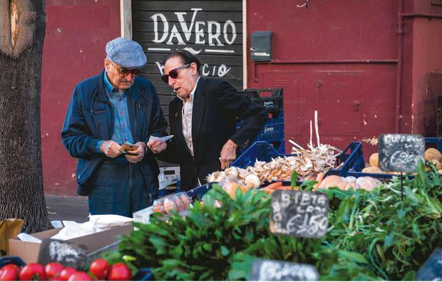 À MANGER ET... À BOIRE Au petit matin, la Via del Pigneto se transforme en marché. Mais à l'heure de faire ses courses, on peut aussi profiter des cafés littéraires, notamment du Tuba et du Necci.