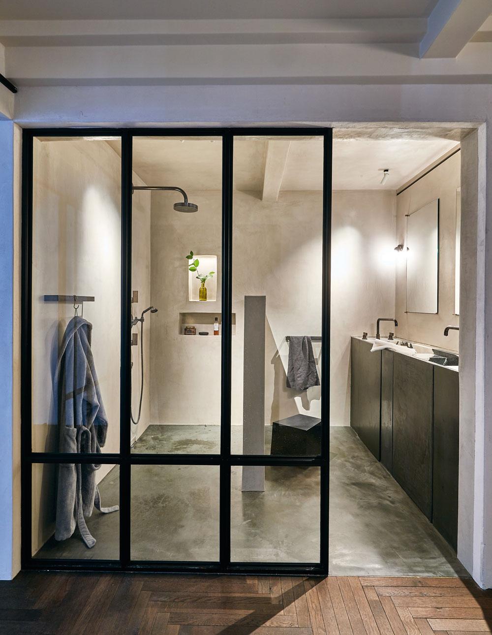 L'intérieur du bâtiment joue au maximum sur les matières transparentes : même la salle de bains a été pourvue d'une paroi en verre.