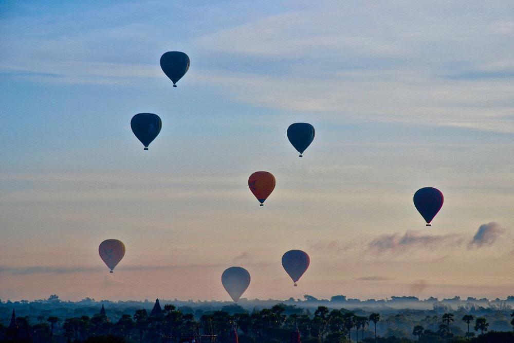 Vol de montgolfières à Bagan, en Birmanie.