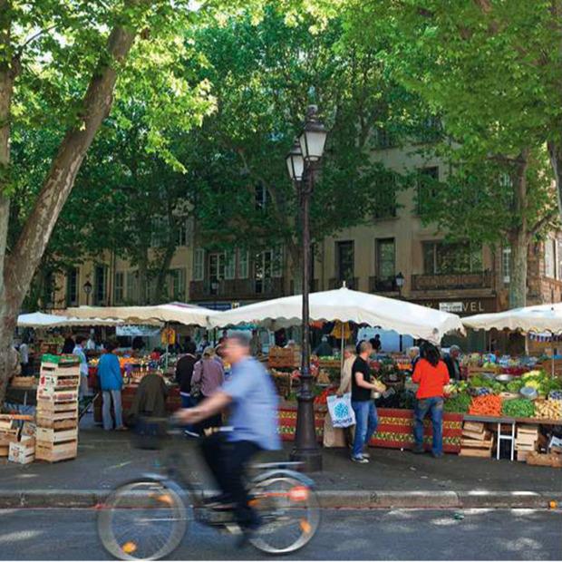 Animation, couleurs et saveurs sur le marché de la place des Prêcheurs.