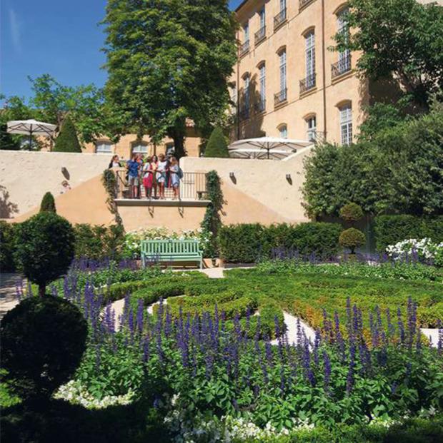 Dans le quartier Mazarin, l'hôtel de Caumont, devenu Centre d'art, ici son jardin.