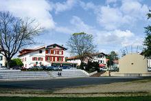 L'un des frontons de pelote basque, à Saint-Pée-sur-Nivelle. Derrière, les maisons peintes aux couleurs locales.